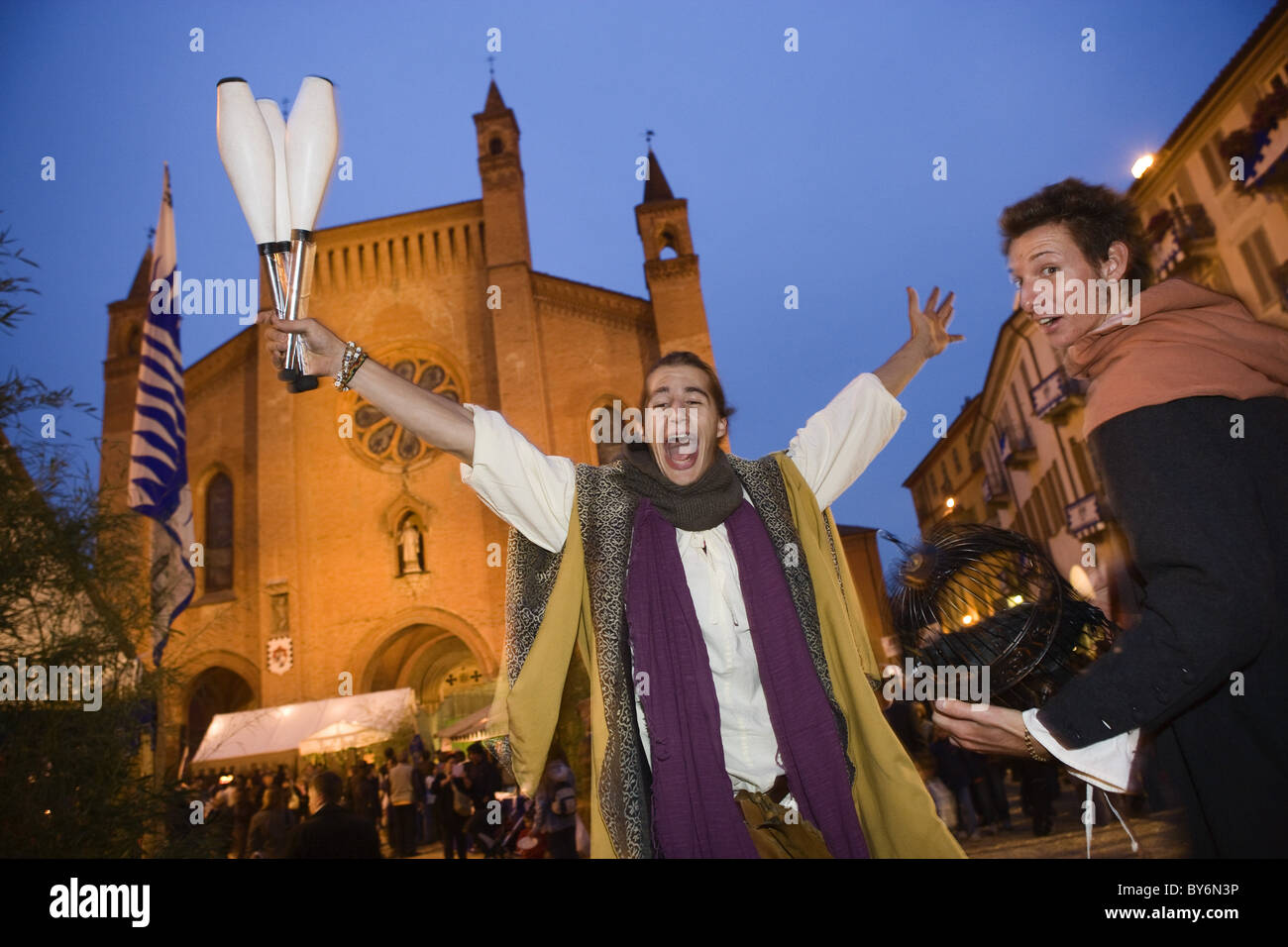 Jongleur vor der Kathedrale während des Festivals, Piazza Risorgimento, Palio di Alba, Alba, Piemont, Italien Stockfoto