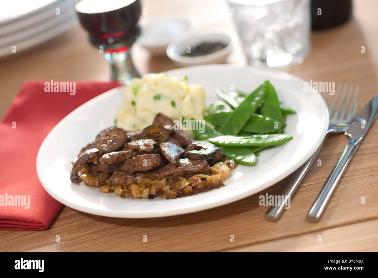 Eine Mahlzeit aus Rindfleisch übergiessen. Stockfoto