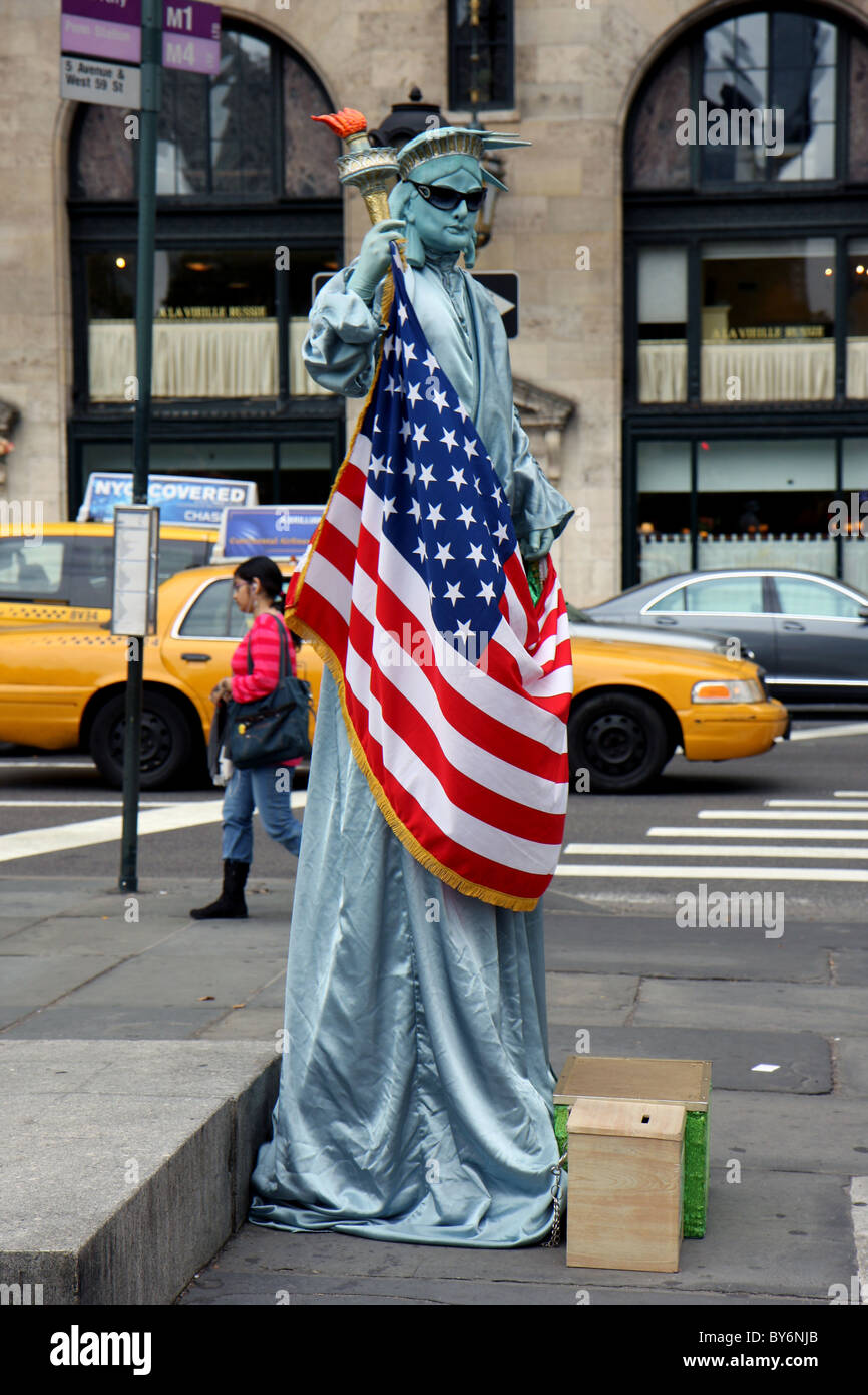 Straße Schauspieler neben Central Park New York gekleidet wie die Statue of Liberty Stockfoto