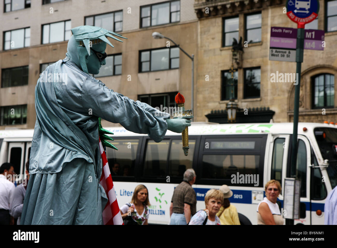 Straße Schauspieler neben Central Park New York gekleidet wie die Statue of Liberty Stockfoto