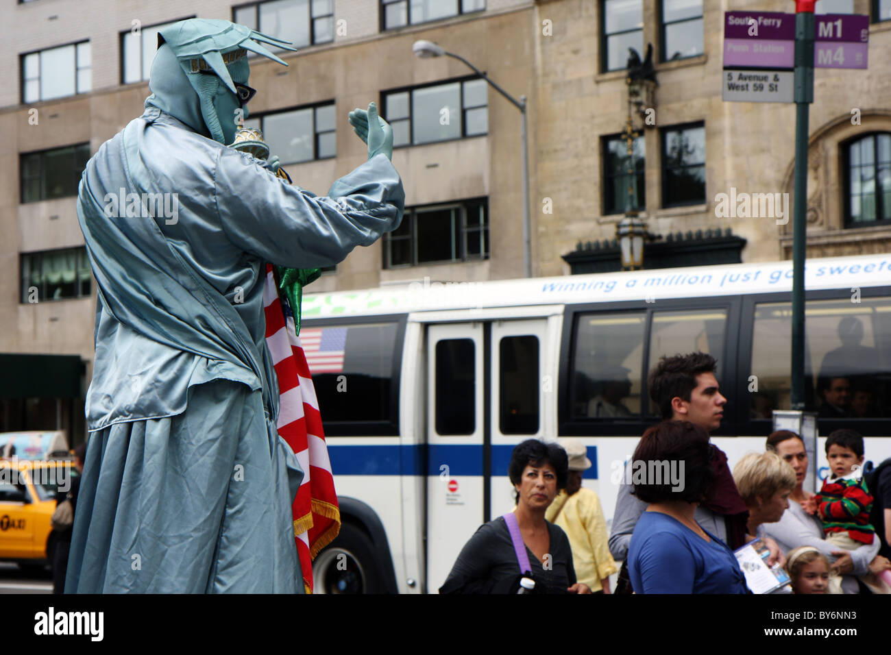 Straße Schauspieler neben Central Park New York gekleidet wie die Statue of Liberty Stockfoto