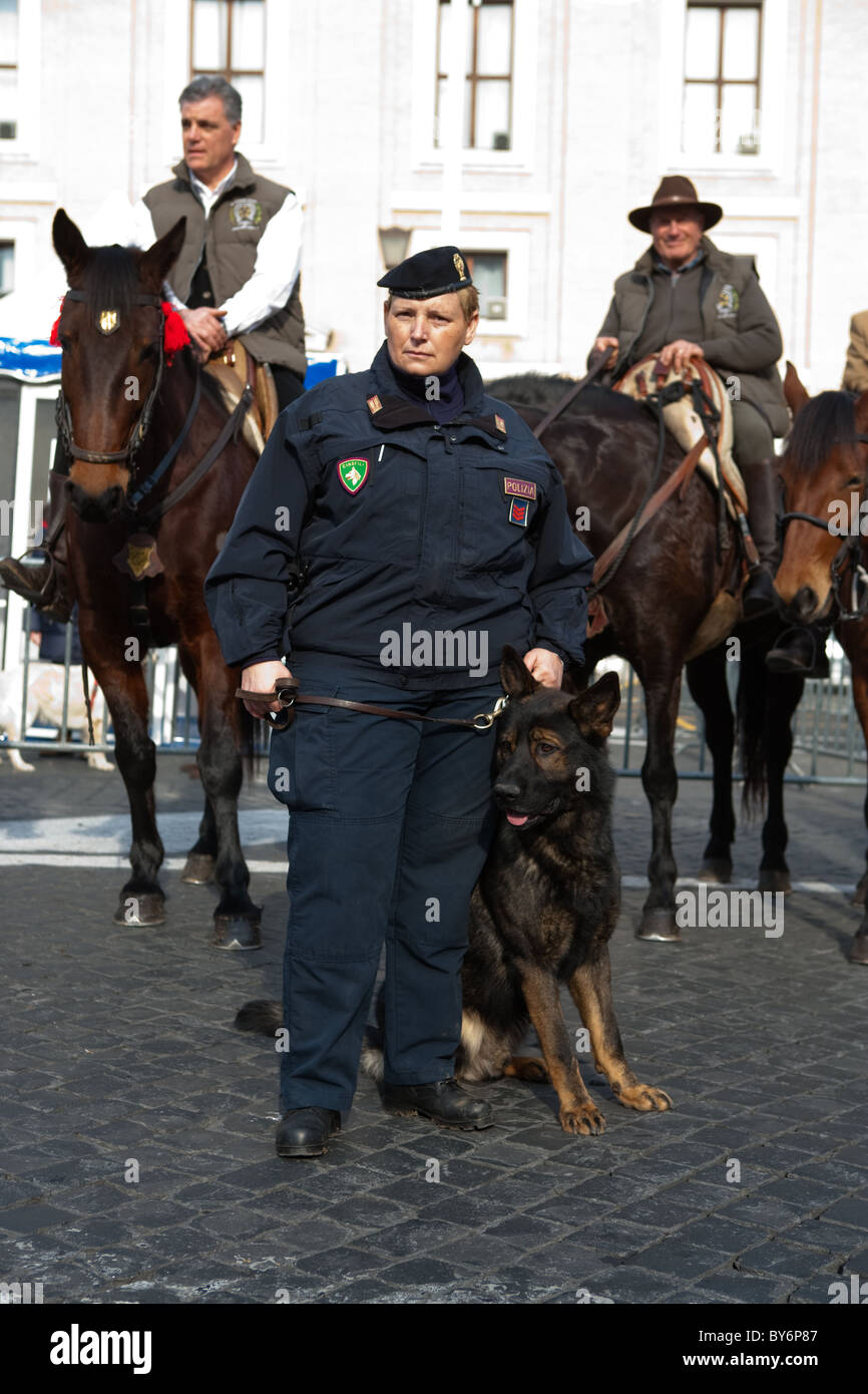 Polizeihund Einheit Rom Italien-Parade in der Straße nahe der Vatikanstadt für den Tag "Tiere Segen", Uniformen Militär in Höhe Stockfoto
