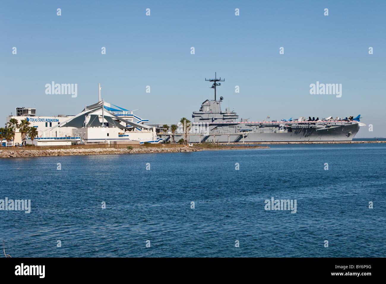 Texas State Aquarium & USS Lexington CV16 Stockfoto