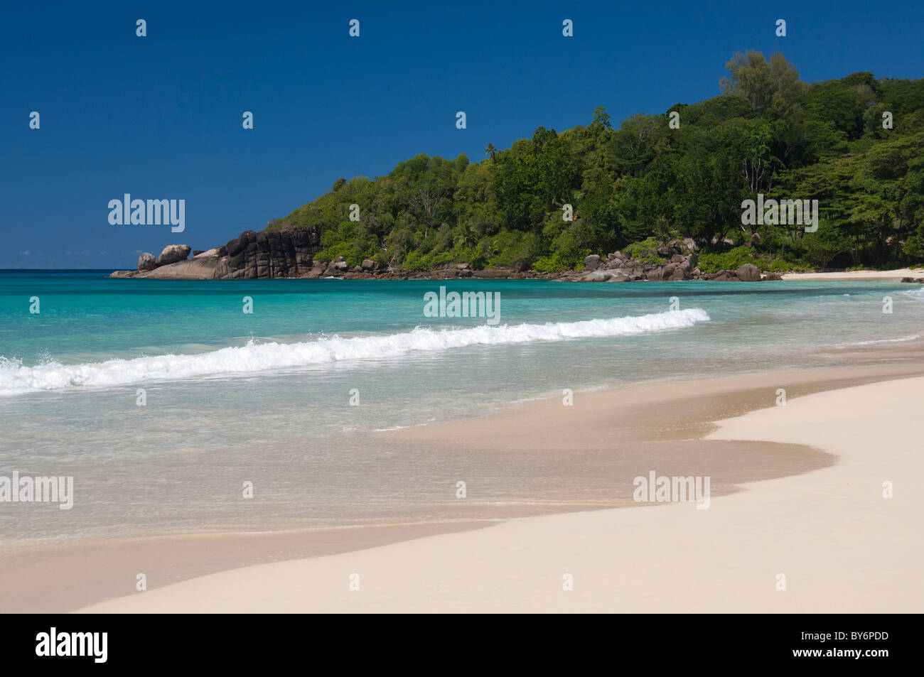 Seychellen, Insel Mahe. Westküste, Kish (aka Grand Anse), der längste Strand auf Mahe. Stockfoto