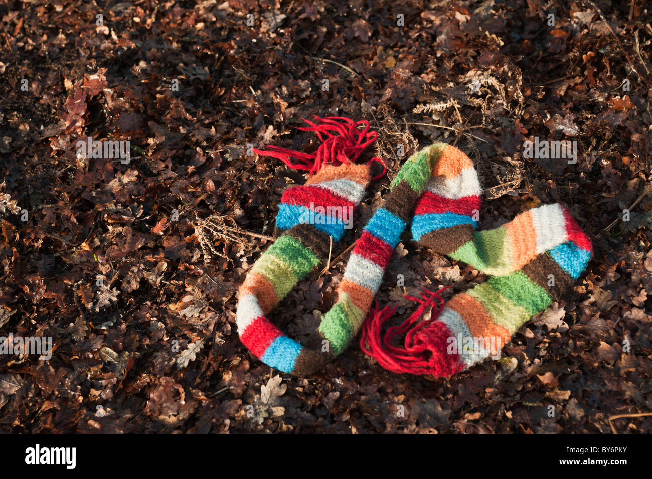 Bunte Kinder Schal auf dem Boden in einem Holz Stockfoto