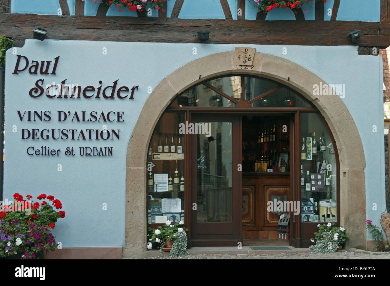 Alsace Weinstraße Equisheim Frankreich Wein Stadt Straßenszene bunten Restaurant Ladenschildern Stockfoto