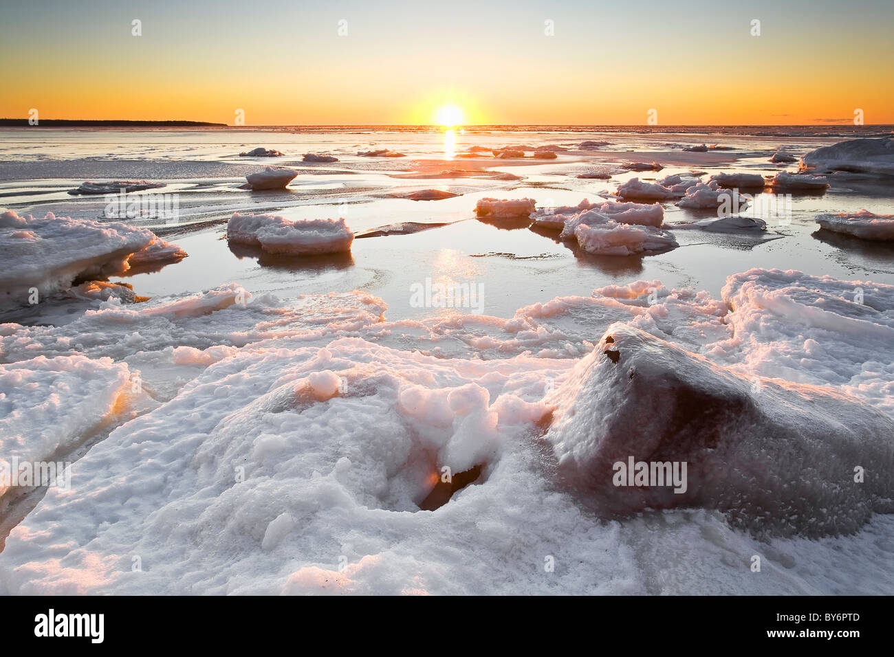 Eis bildet am Lake Winnipeg am Sonnenuntergang, Victoria Beach, Manitoba, Kanada. Stockfoto