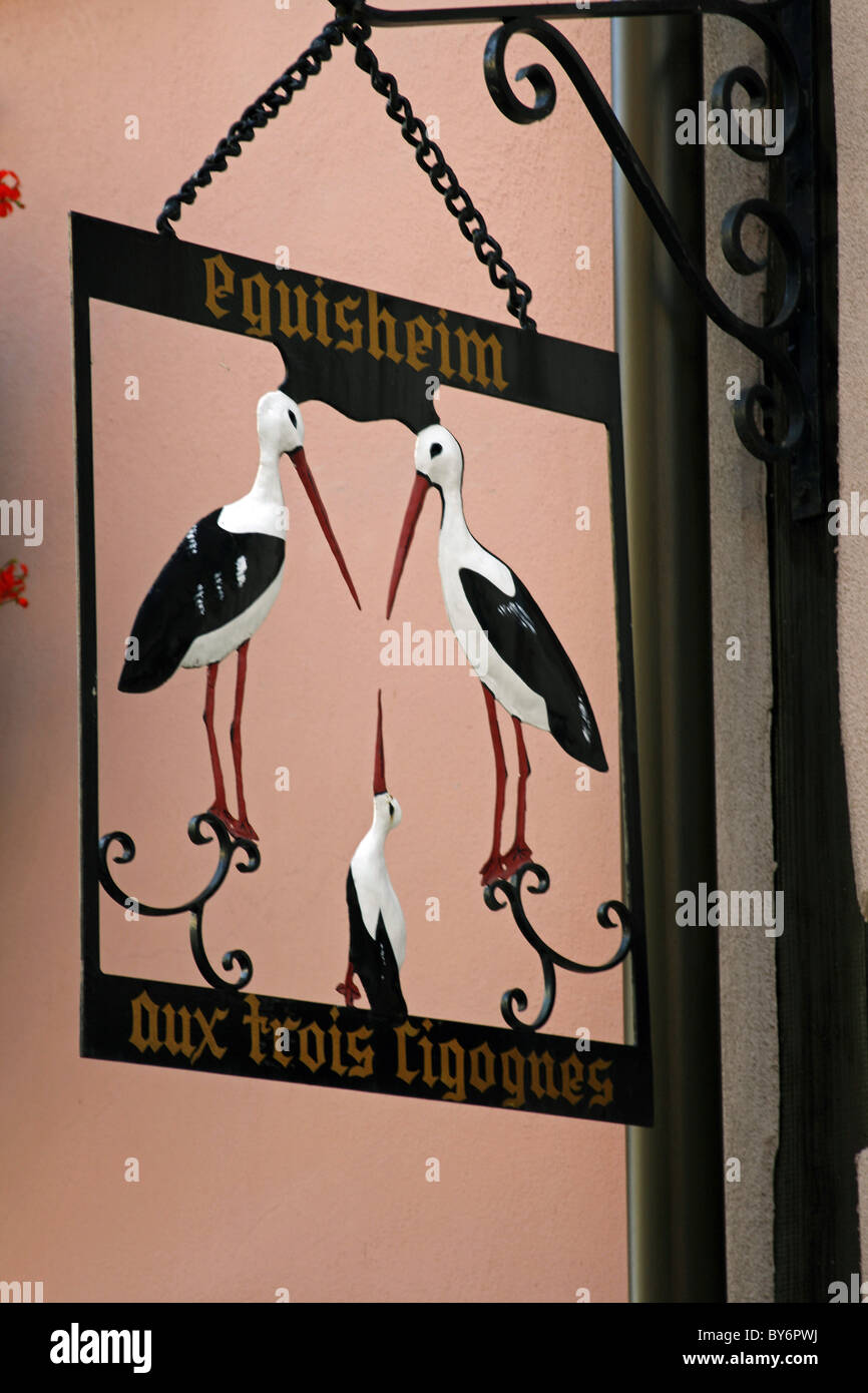 Alsace Weinstraße Equisheim Frankreich Wein Stadt Straßenszene bunten Restaurant Ladenschildern Stockfoto
