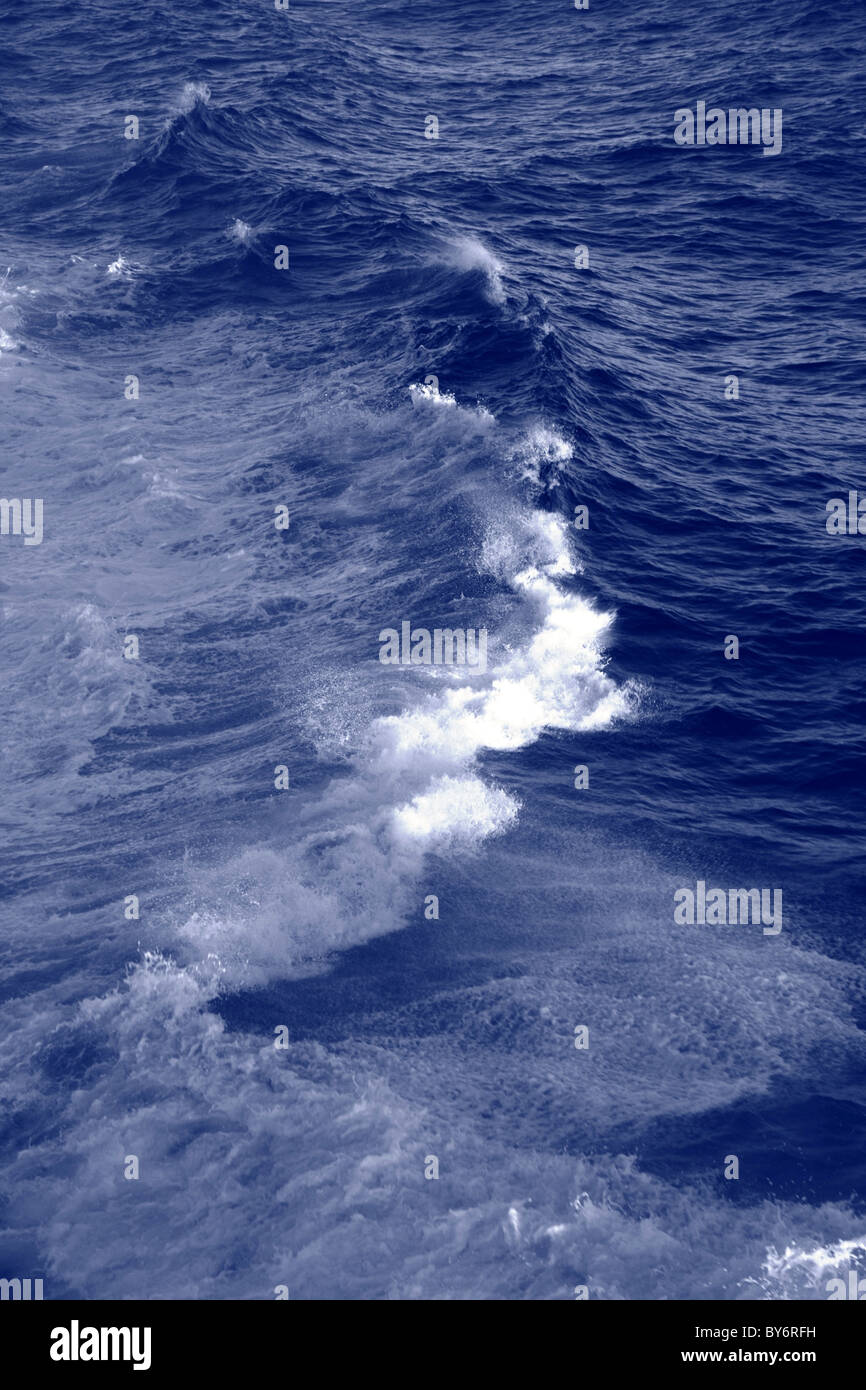 Eine schöne Welle bricht in den Atlantischen Ozean Stockfoto