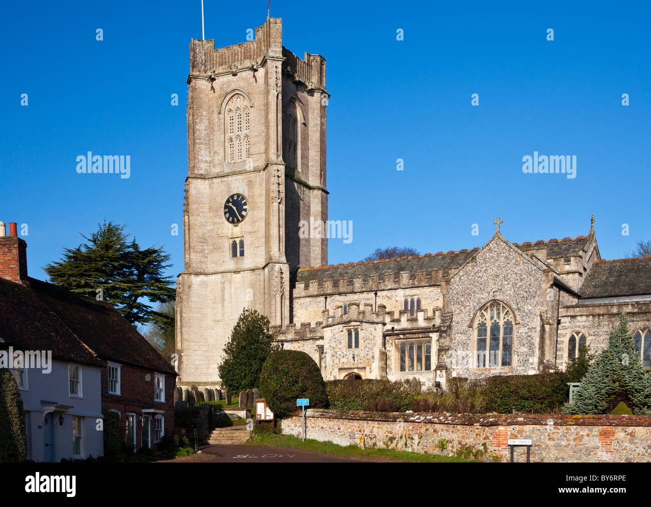 Die Kirche St.Michael in typisch englischen Landhaus Dorf Aldbourne, Wiltshire, England, Großbritannien Stockfoto