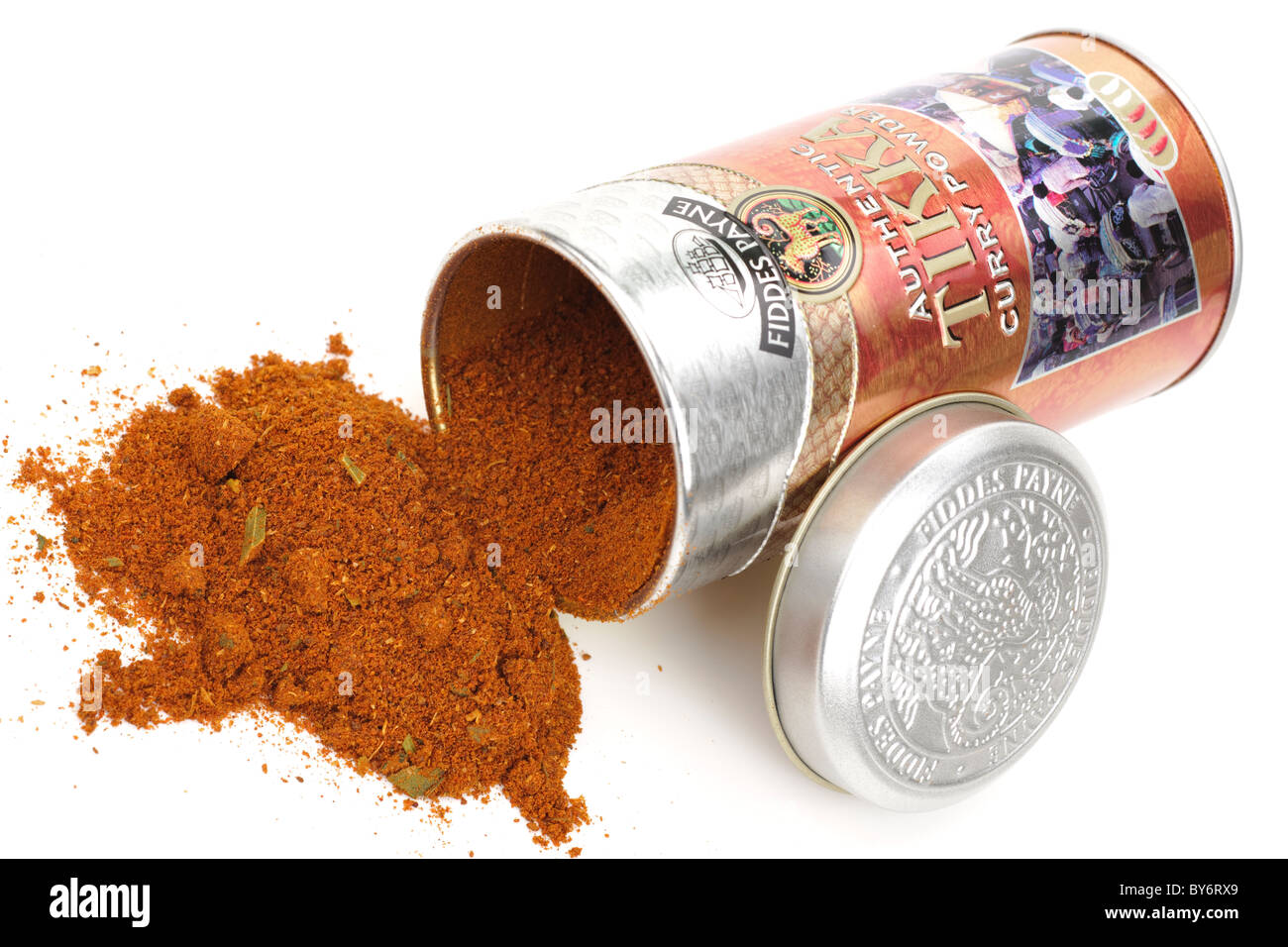 Container von Fiddes Payne authentische Tikka-Curry-Pulver Verschütten auf einer weißen Fläche Stockfoto