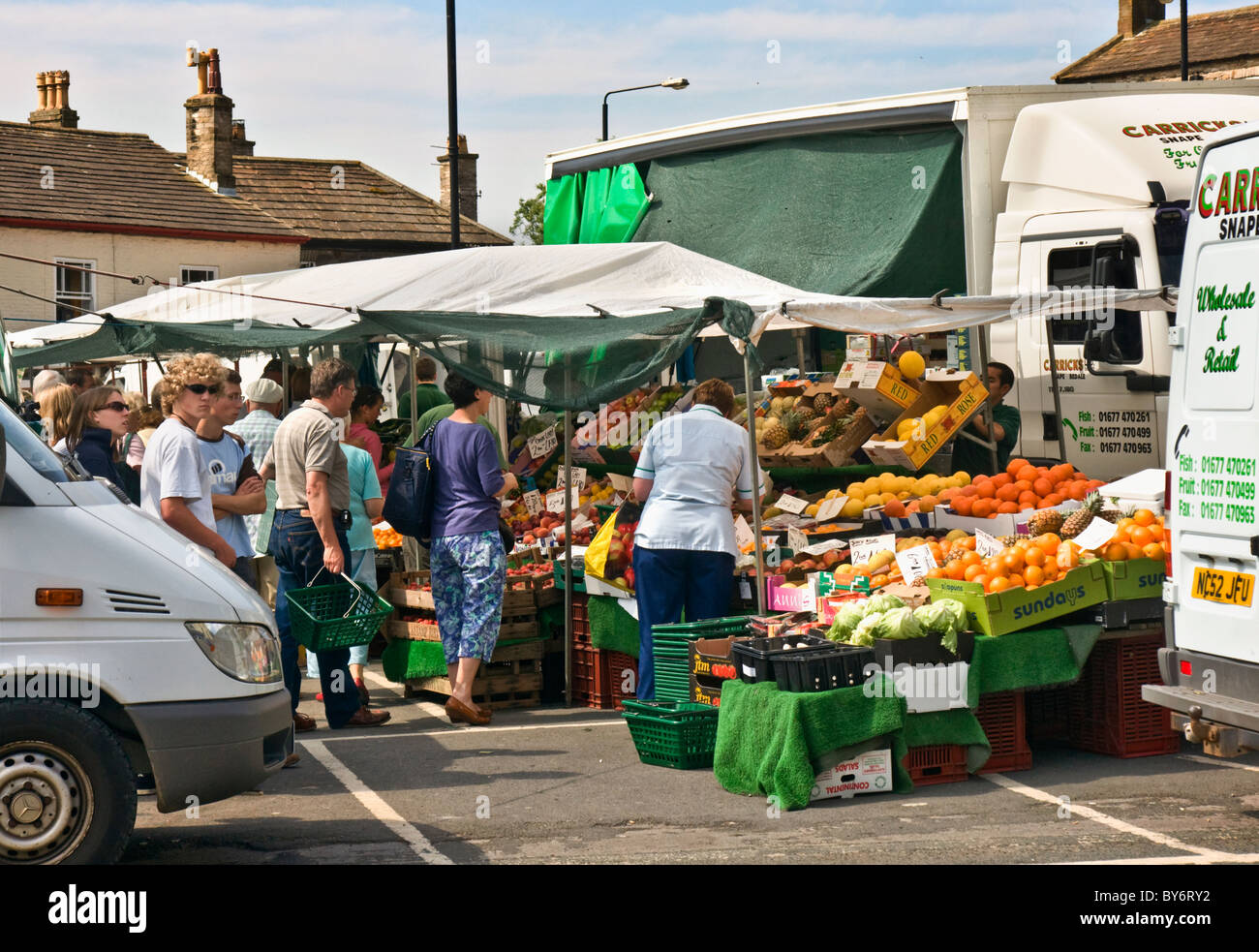 Obst und Gemüse Stand auf Leyburn Markt, North Yorkshire Stockfoto