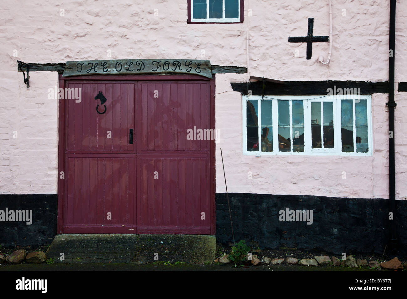 Konvertiert alte Schmiede als einem Haus im typisch englischen Dorf von Aldbourne, Wiltshire, England, UK Stockfoto