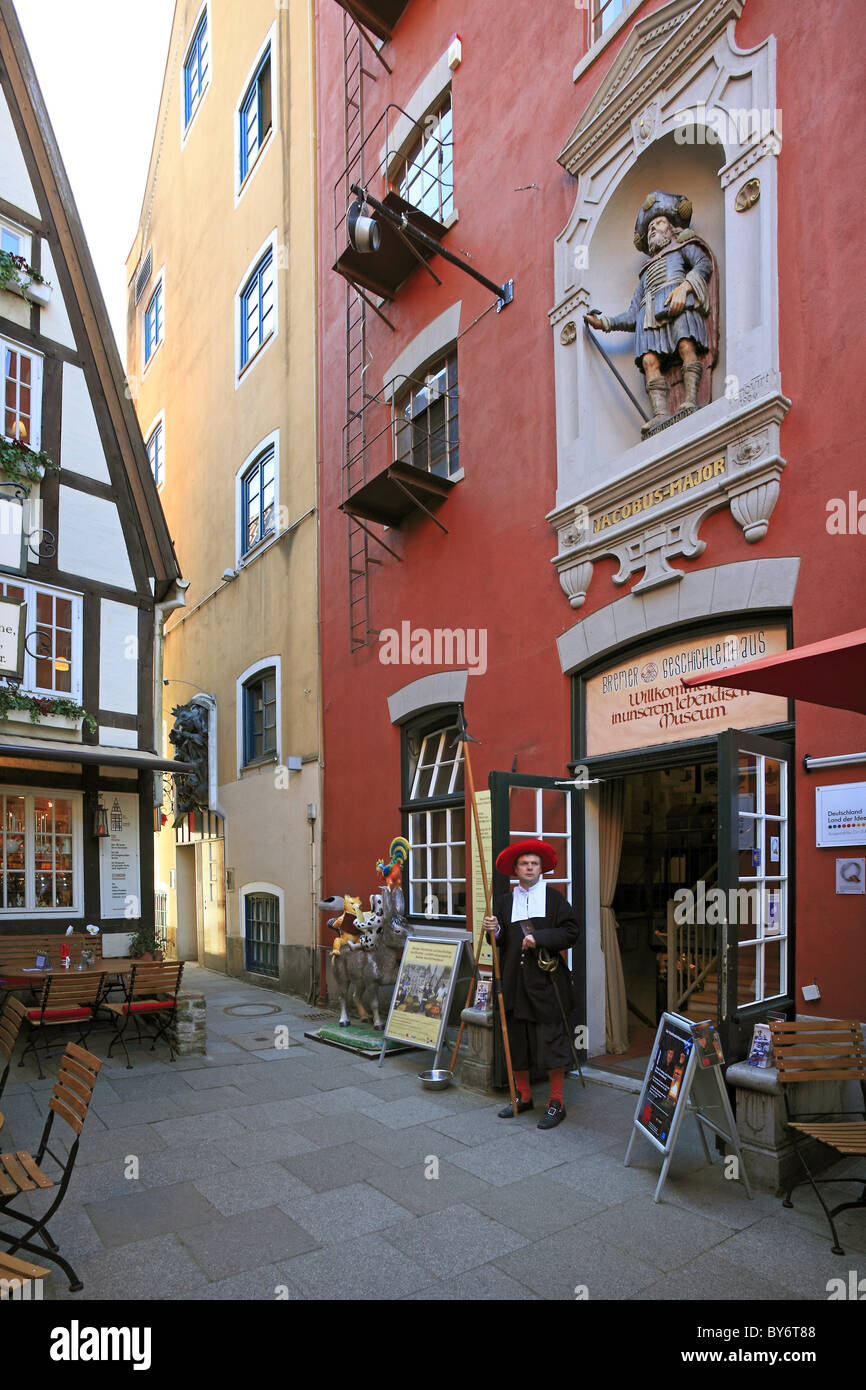 Nachtwächter vor Bremer Geschichtenhaus im Schnoor-Viertel