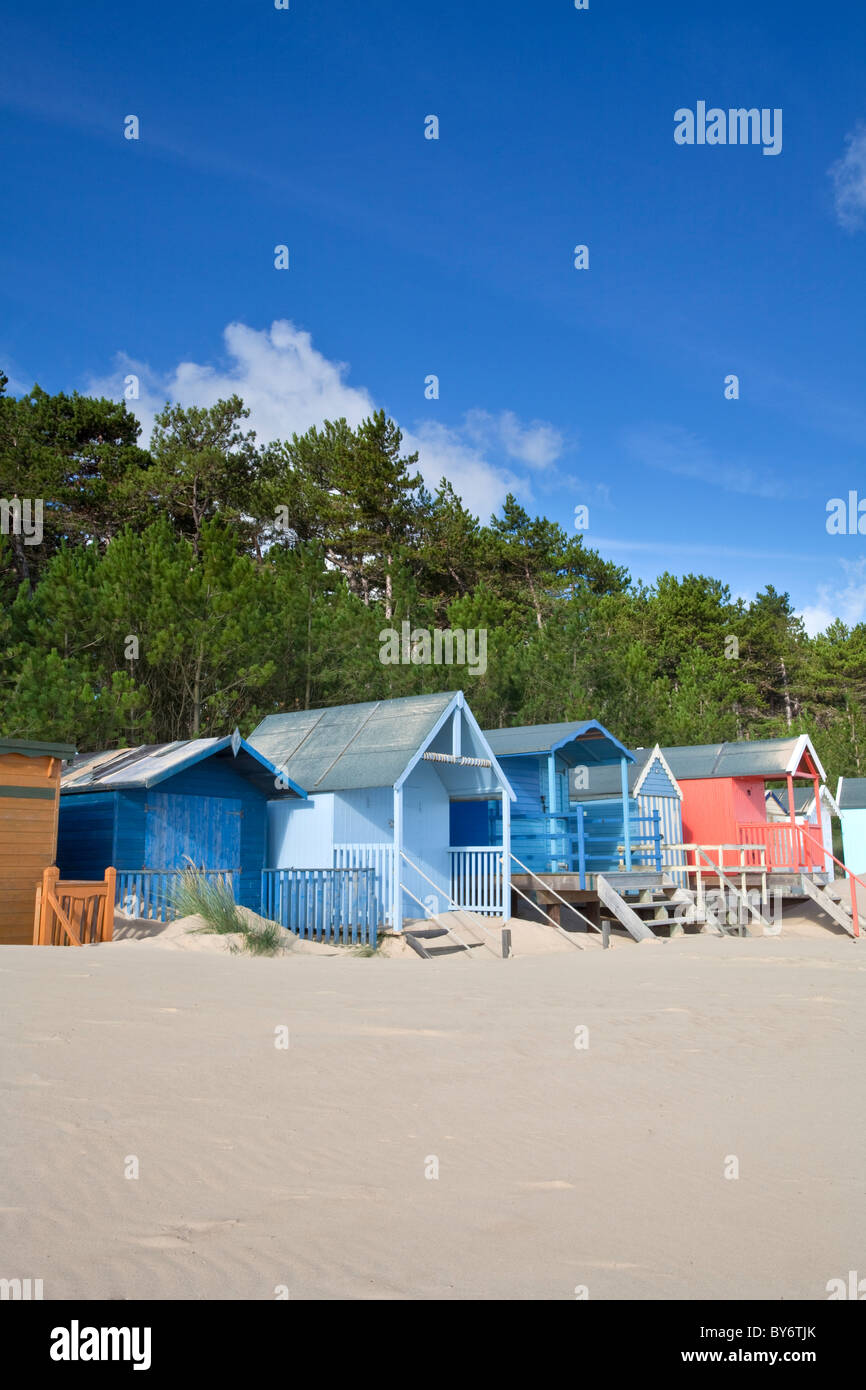 Farbenfrohe Strandhütten an Wells nächsten The Sea an der Nordküste Norfolk an einem Sommer-morgen Stockfoto