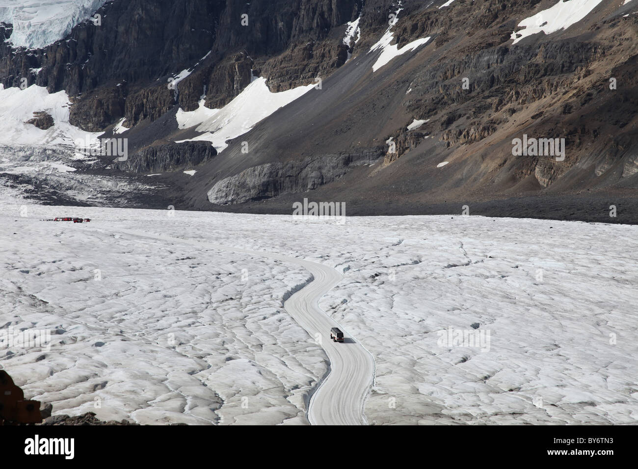 Athabasca Glacier im Jasper National Park, Alberta, Kanada wird vom Columbia Ice Field gespeist. Stockfoto