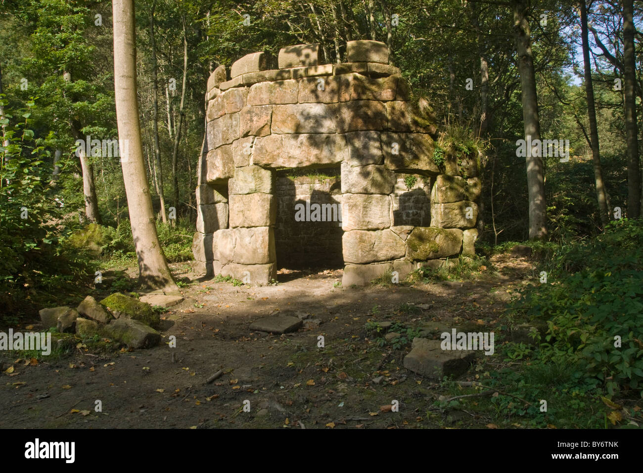 Eine der mehreren Torheiten in Hackfall Woods in der Nähe von Grewelthorpe, North Yorkshire Stockfoto