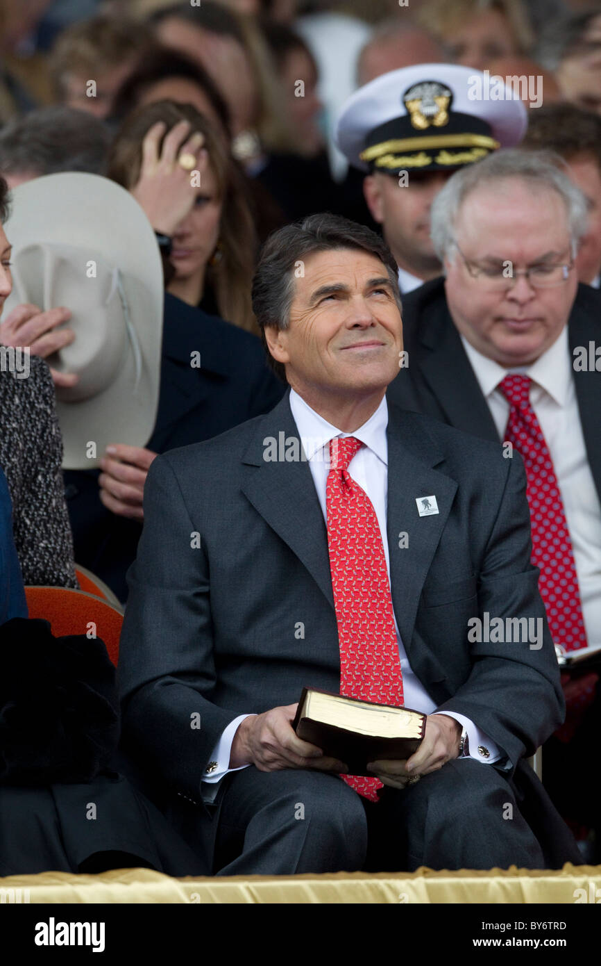 Texas-Gouverneur Rick Perry hält seine Familie Bibel vor den Amtseid während der Eröffnungsfeier im Capitol Stockfoto