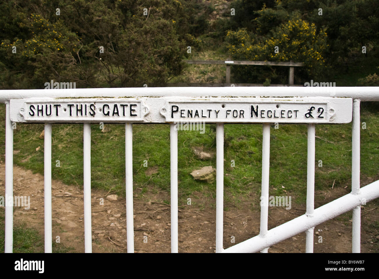 Warnschild am Tor am Bahnhof Goathland "Strafe für Vernachlässigung £2" Stockfoto