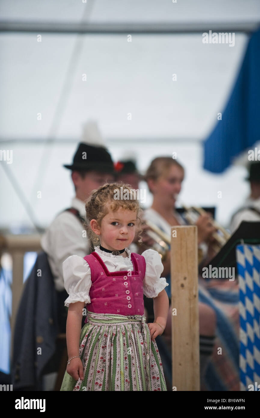 Mädchen trägt ein Dirndl, Alpine Finger Wrestling Championship, Antdorf, Oberbayern, Deutschland Stockfoto