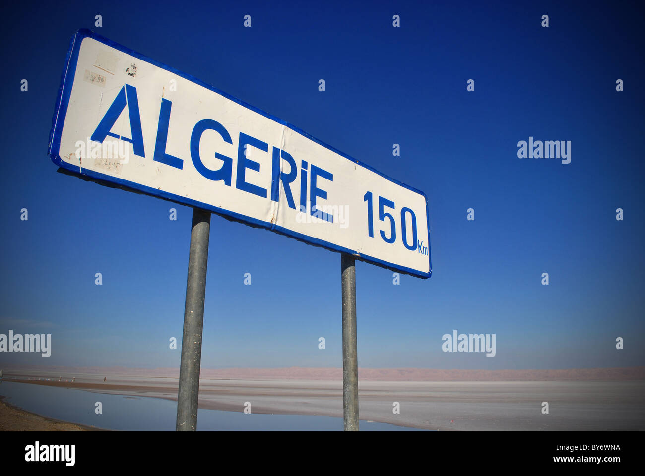 Ein Schild auf dem Weg nach Algerien in der Nähe von Tozeur, Tunesien Stockfoto