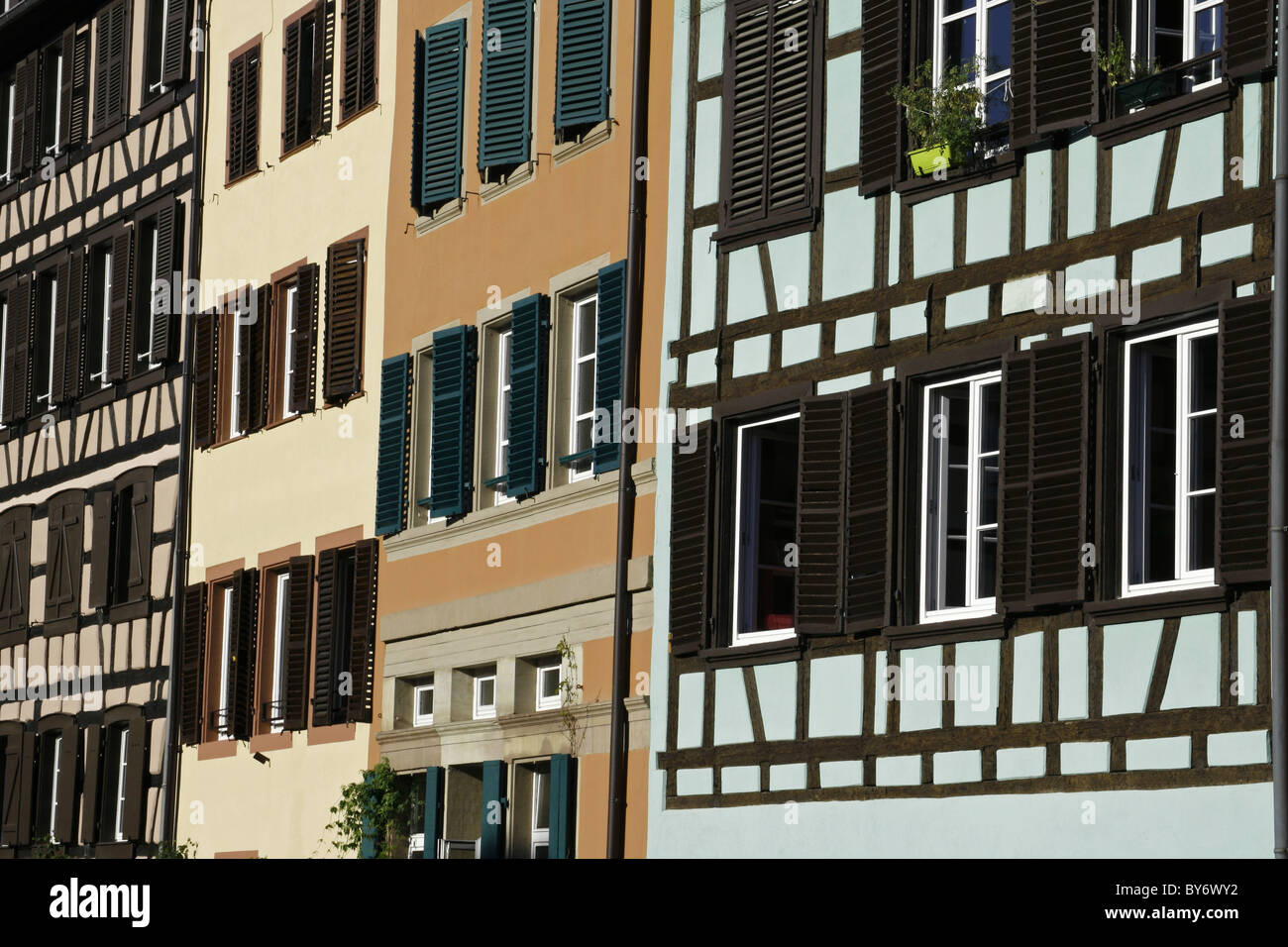 Frankreich-Elsass-Straßburg Fachwerkhaus Gebäude mit Fensterläden Stockfoto