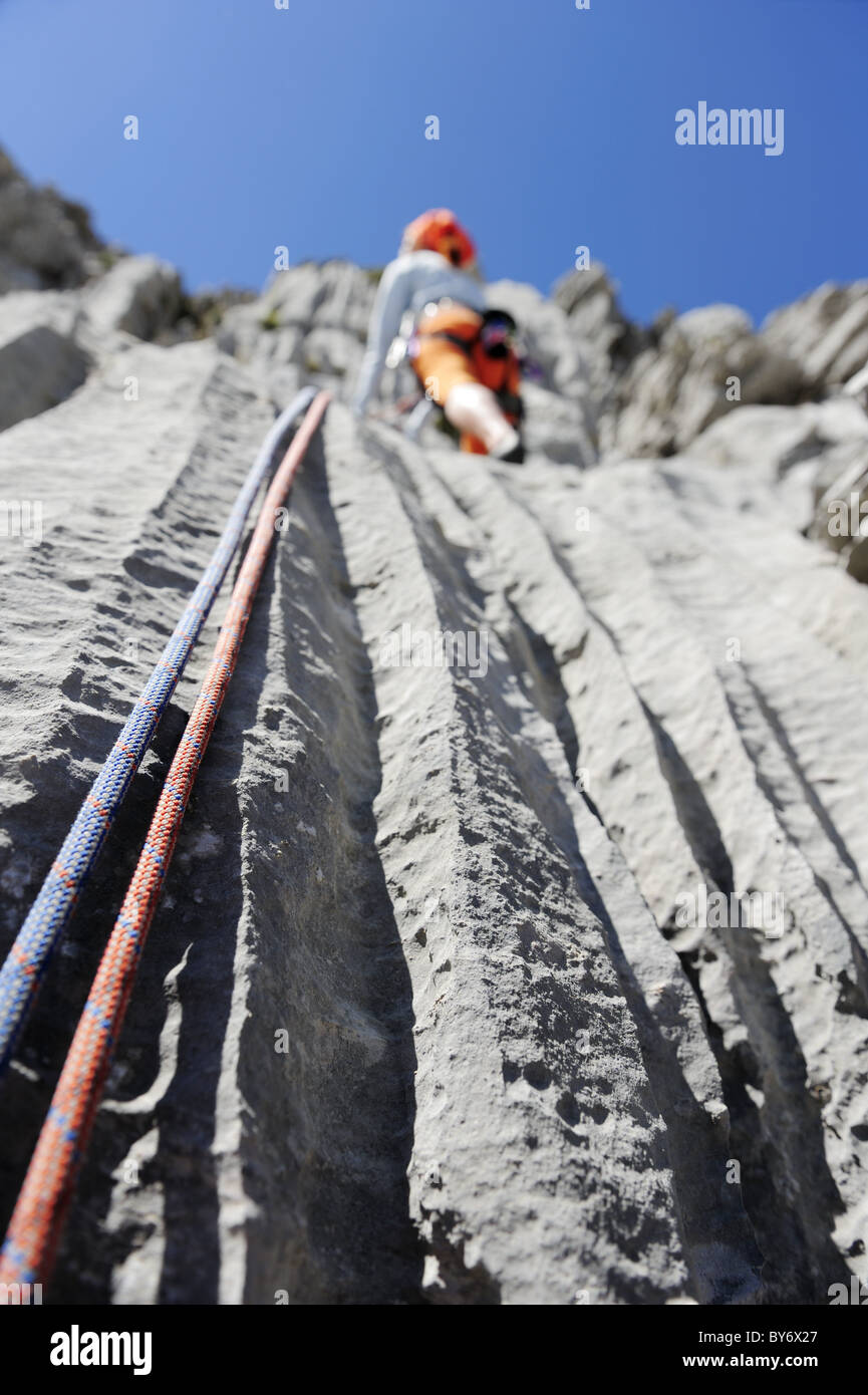 Frau, Klettern am Fels, in der Nähe von Rifugio Rossi, Pania della Croce, Toskana, Italien Stockfoto