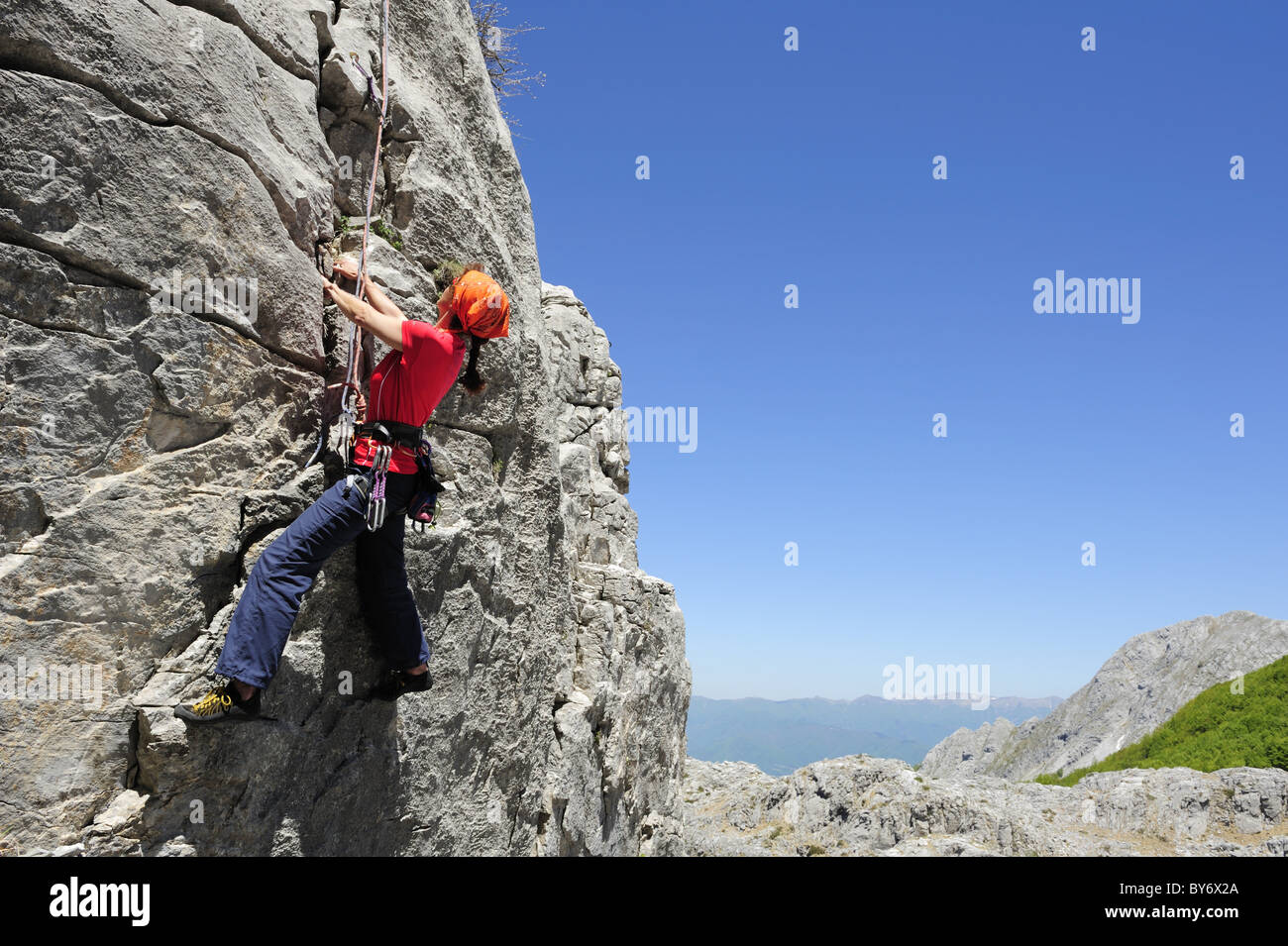 Frau, Klettern am Fels, in der Nähe von Rifugio Rossi, Pania della Croce, Toskana, Italien Stockfoto