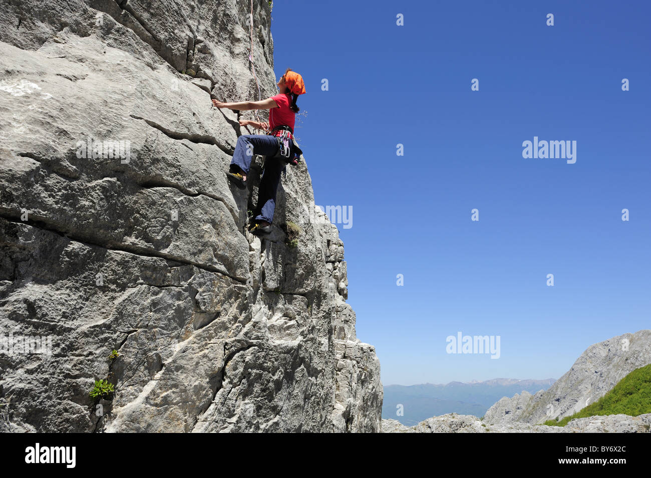 Frau, Klettern am Fels, in der Nähe von Rifugio Rossi, Pania della Croce, Toskana, Italien Stockfoto