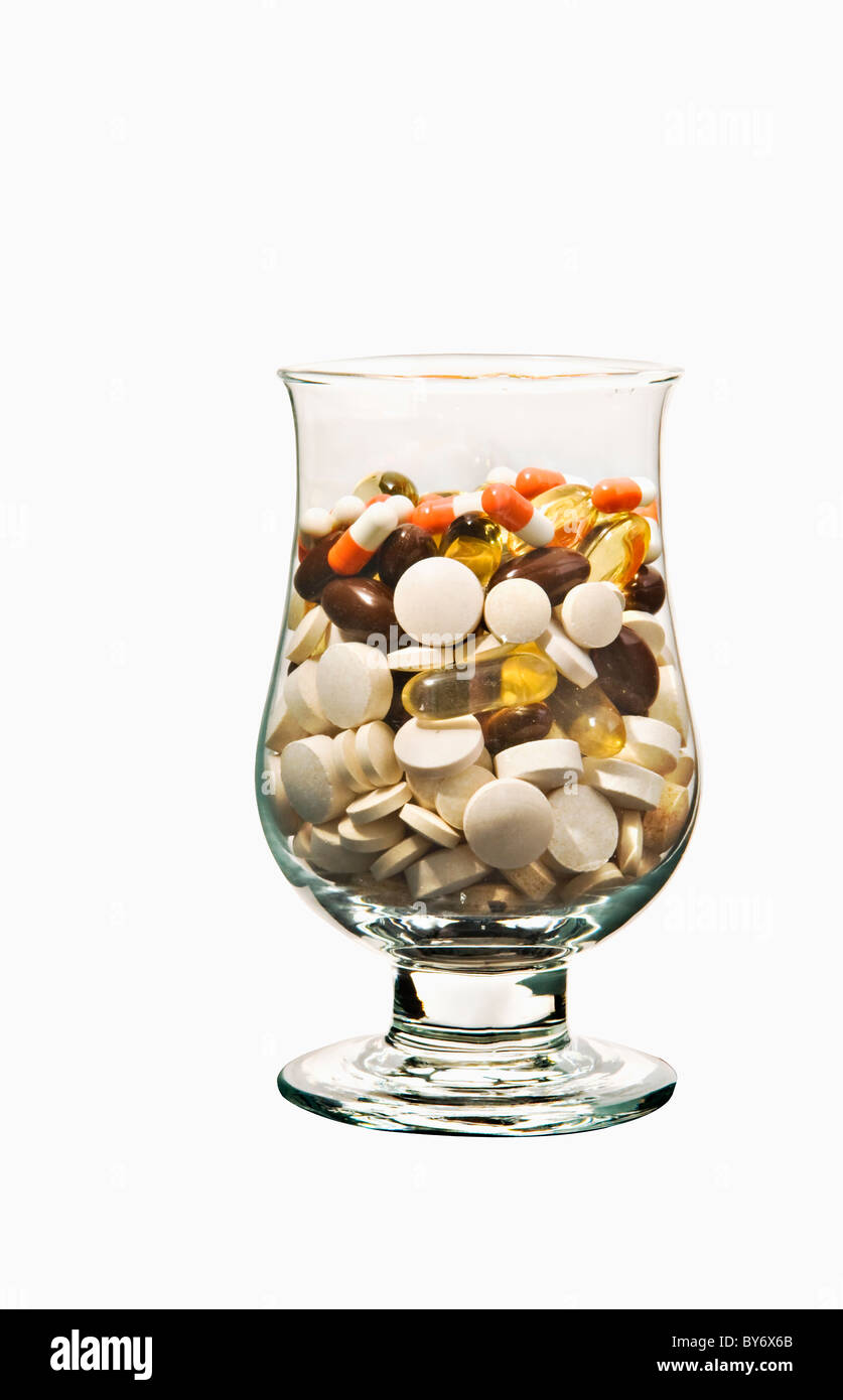 Cocktail von Pillen. Umfasst verschiedene Nahrungsergänzungen und Medikamente zur Behandlung von Bluthochdruck (auch Hypertonie). Stockfoto