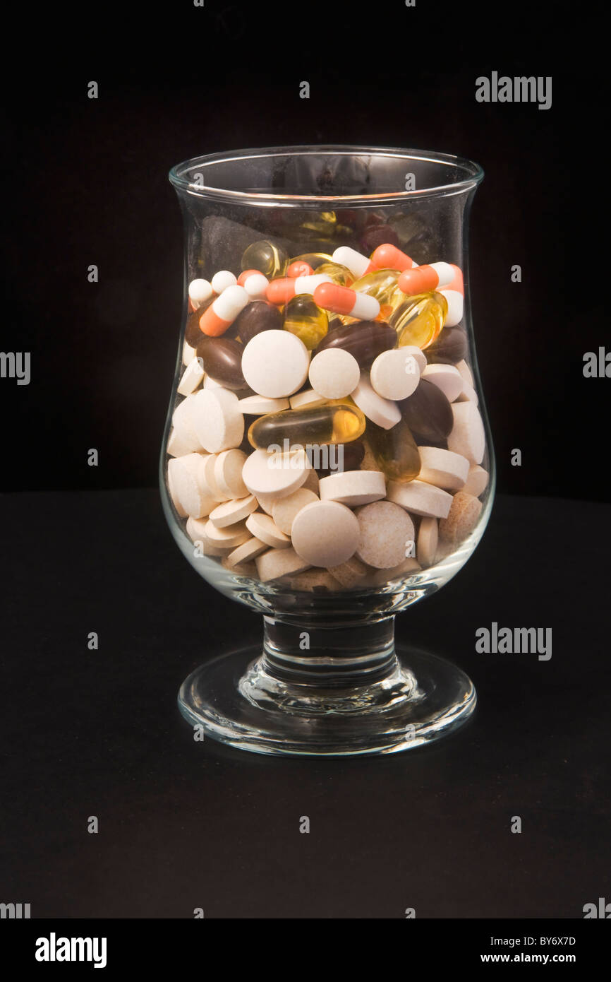 Cocktail von Pillen. Umfasst verschiedene Nahrungsergänzungen und Medikamente zur Behandlung von Bluthochdruck (auch Hypertonie). Stockfoto