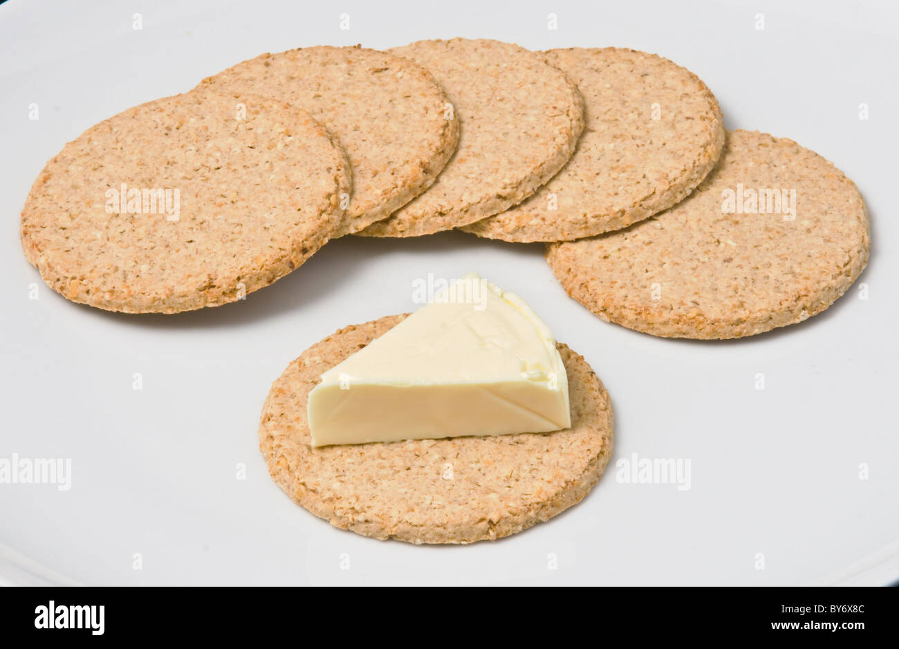 Dairylea Dreieck und Hafer Käsekuchen auf einem weißen Teller. Stockfoto