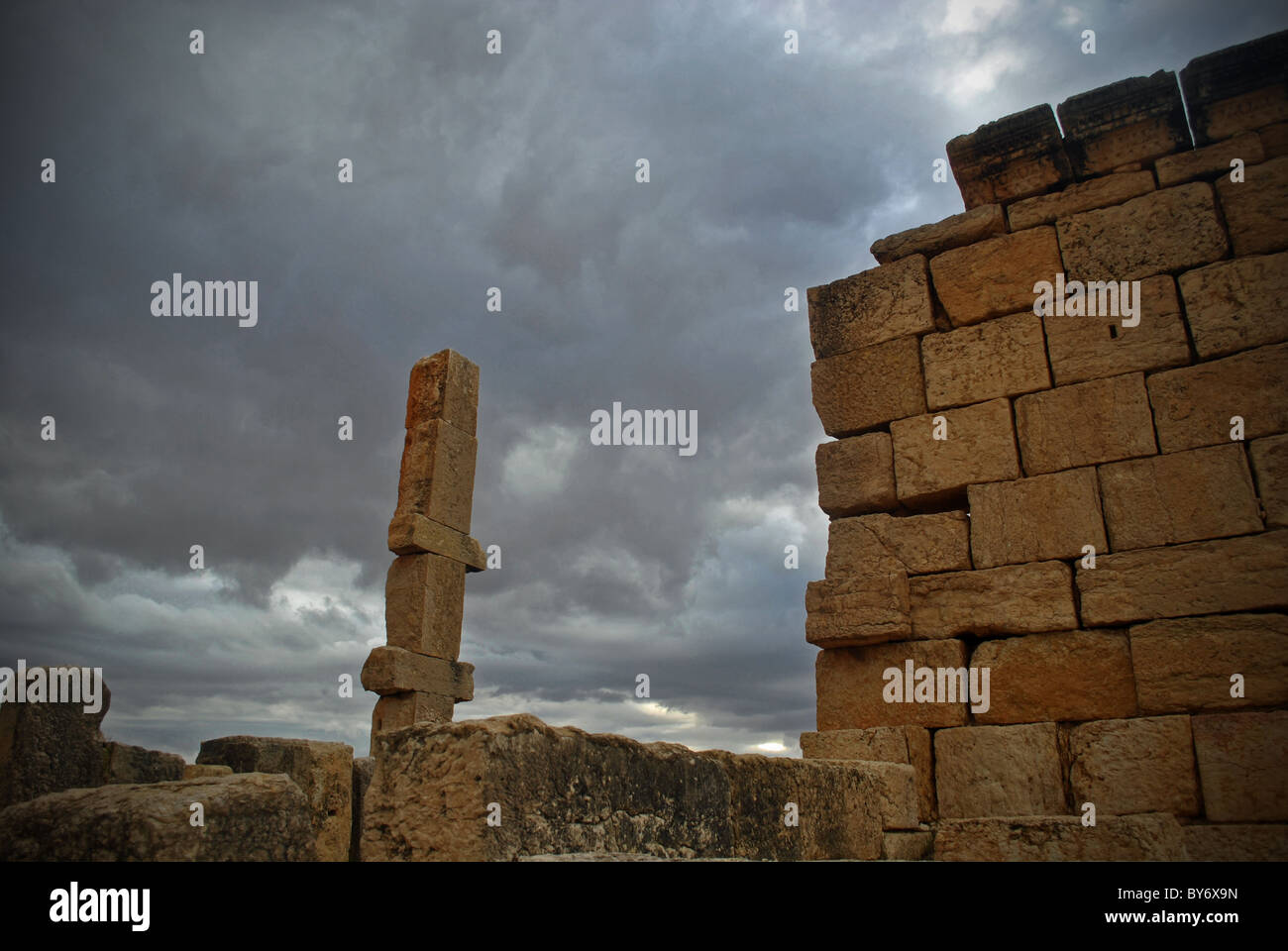 Reste einer Mauer in die römischen Ruinen in Sbeitla, Tunesien Stockfoto