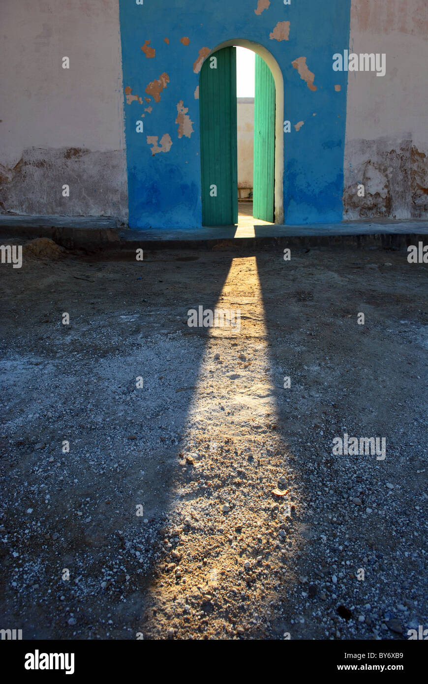 Sonnenlicht durch eine offene Tür, Tunesien Stockfoto