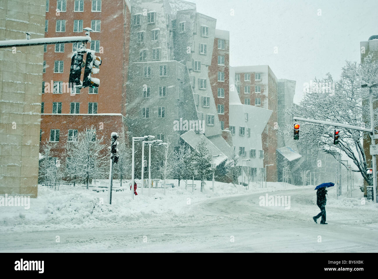 Blizzard und das Gebäude MIT. Stockfoto