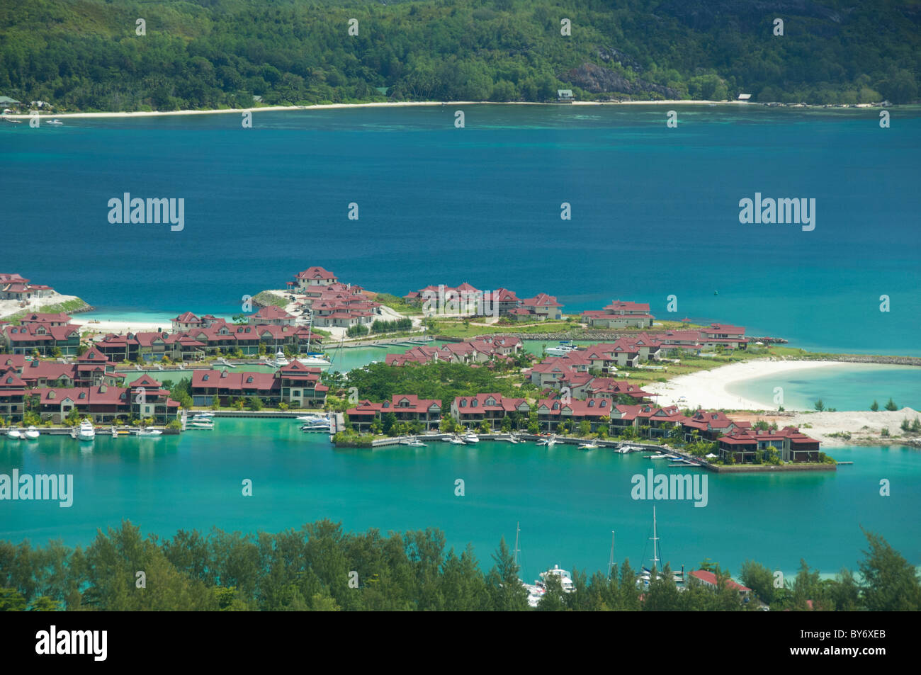 Seychellen, Insel Mahe. Hauptstadt Victoria. Eden Island, von Menschenhand geschaffenen Insel Erholungsgebiet. Stockfoto
