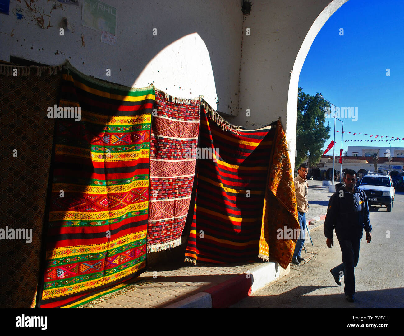Teppiche für den Verkauf in einem Torbogen in Douz, Tunesien Stockfoto