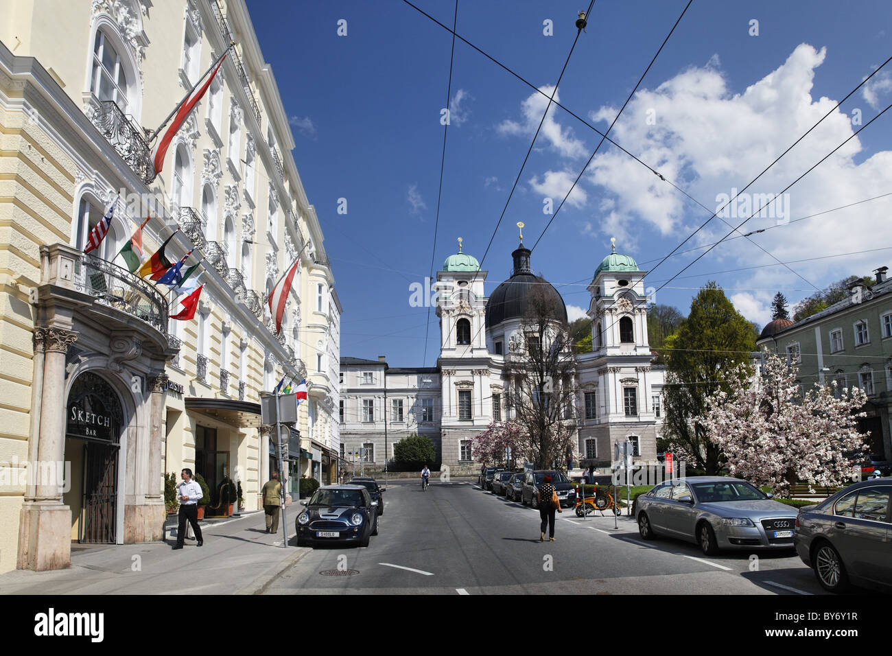 Hotel Bristol und Holy Trinity Church, Makart Ort, Salzburg, Altstadt, Austria, Europe Stockfoto