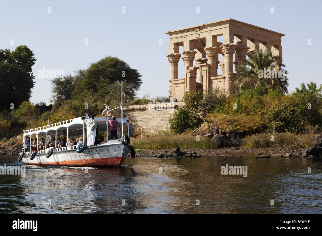 Boot vor der Kiosk des Trajan auf Philae Tempel, Assuan, Ägypten, Afrika Stockfoto