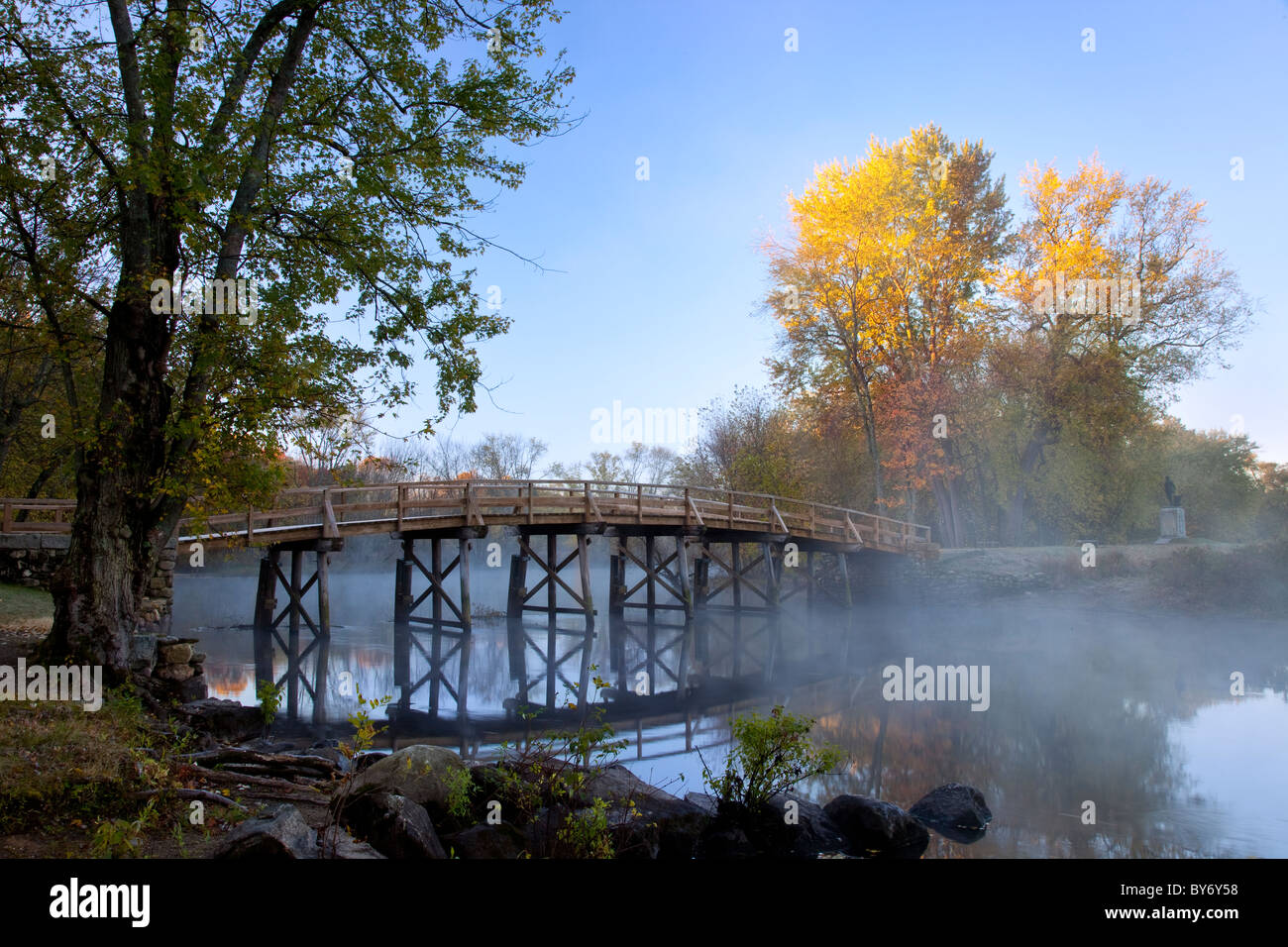 Nebligen Herbst Morgengrauen um die Old North Bridge, Concord Massachusetts, USA Stockfoto