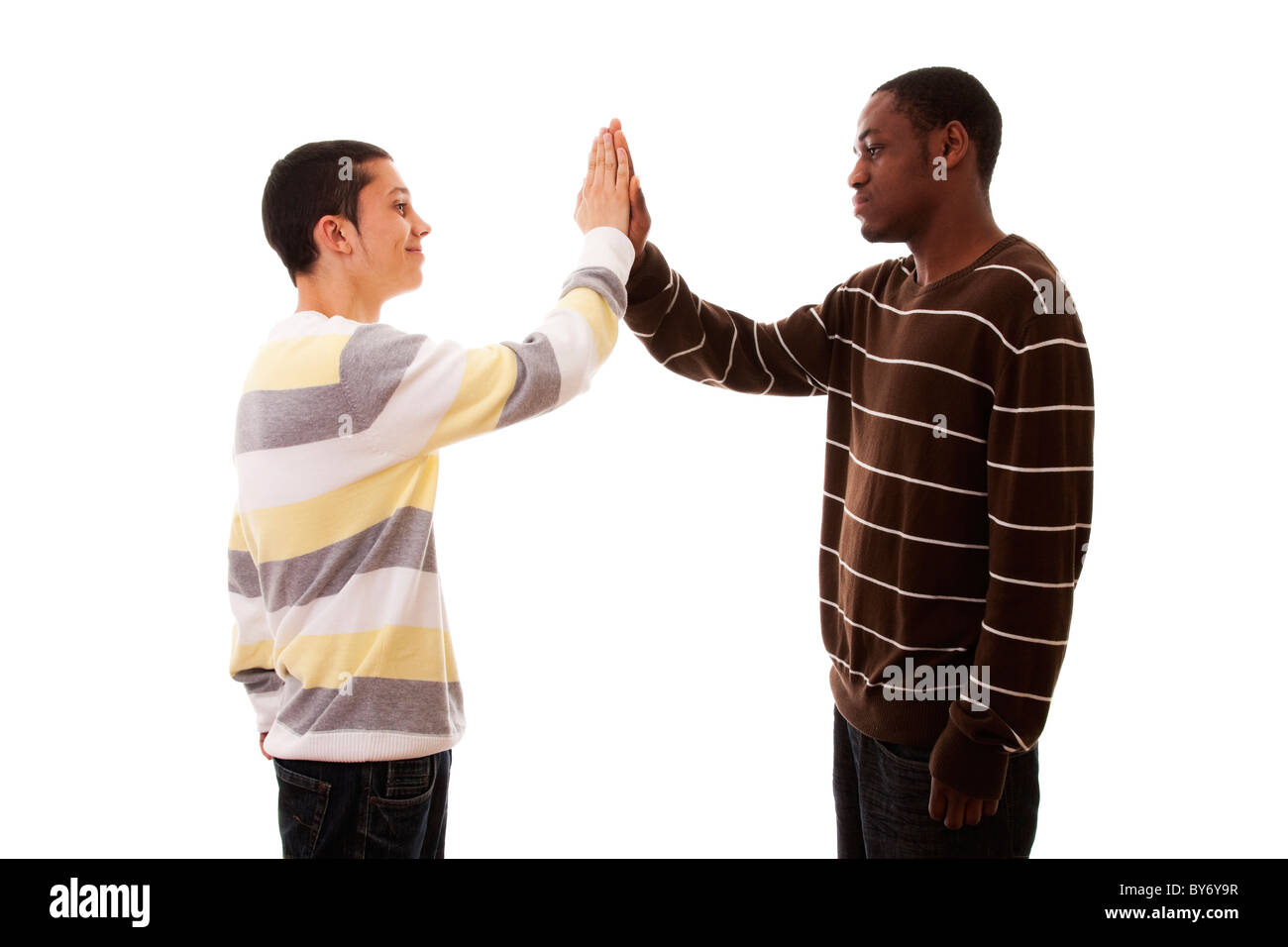 hand zu hand multirassische Freunde (isoliert auf weiss) Stockfoto