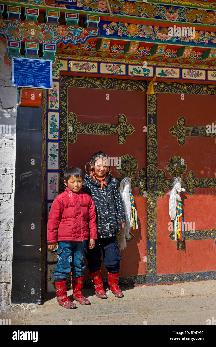 Tibetischen jungen und Mädchen vor Eingang zum Haus im tibetischen Dorf auf der Straße nach Lhasa Tibet Lhasa Flughafen. JMH4427 Stockfoto