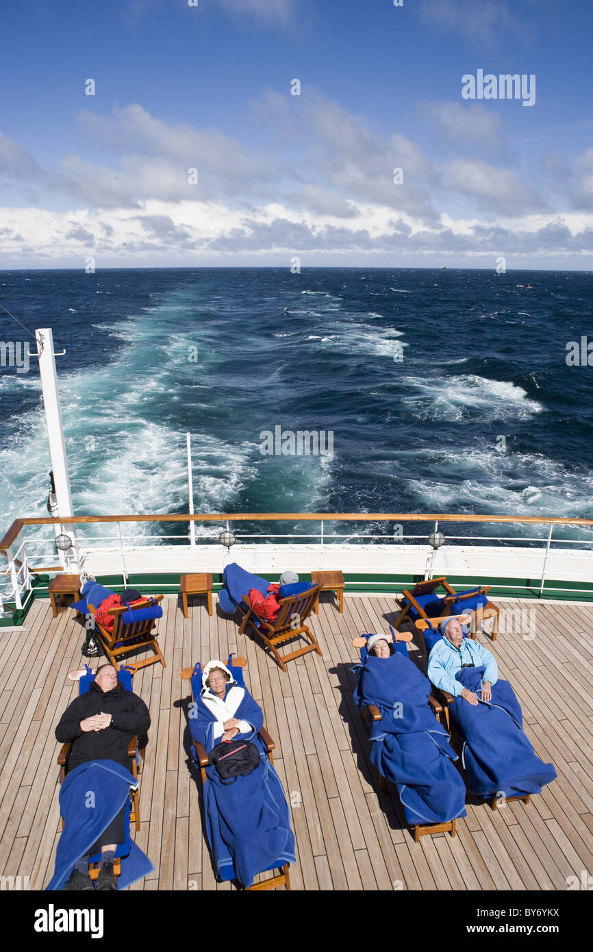 Menschen, die zum Sonnenbaden an Deck von Kreuzfahrtschiff MS Deutschland (Deilmann Kreuzfahrten), Drake-Passage, Südamerika Stockfoto
