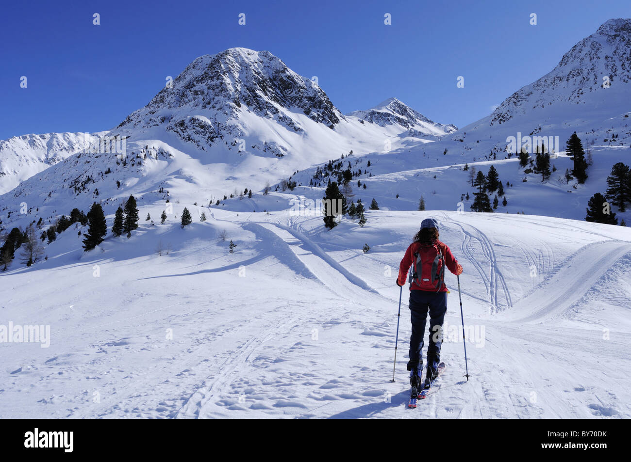 Frau Backcountry Skifahren, aufsteigend, Hinterbergkofl, Hinterbergkofl, Staller Sattel, Villgratner Berge Angebot, Südtirol, Ita Stockfoto