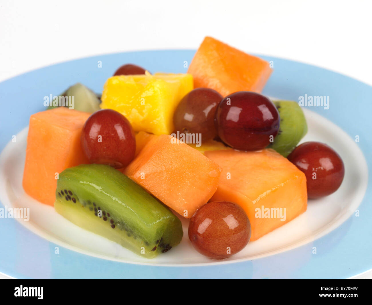 Frische, gesunde Tropischer Obstsalat gegen einen weißen Hintergrund mit Freistellungspfaden und keine Leute Stockfoto