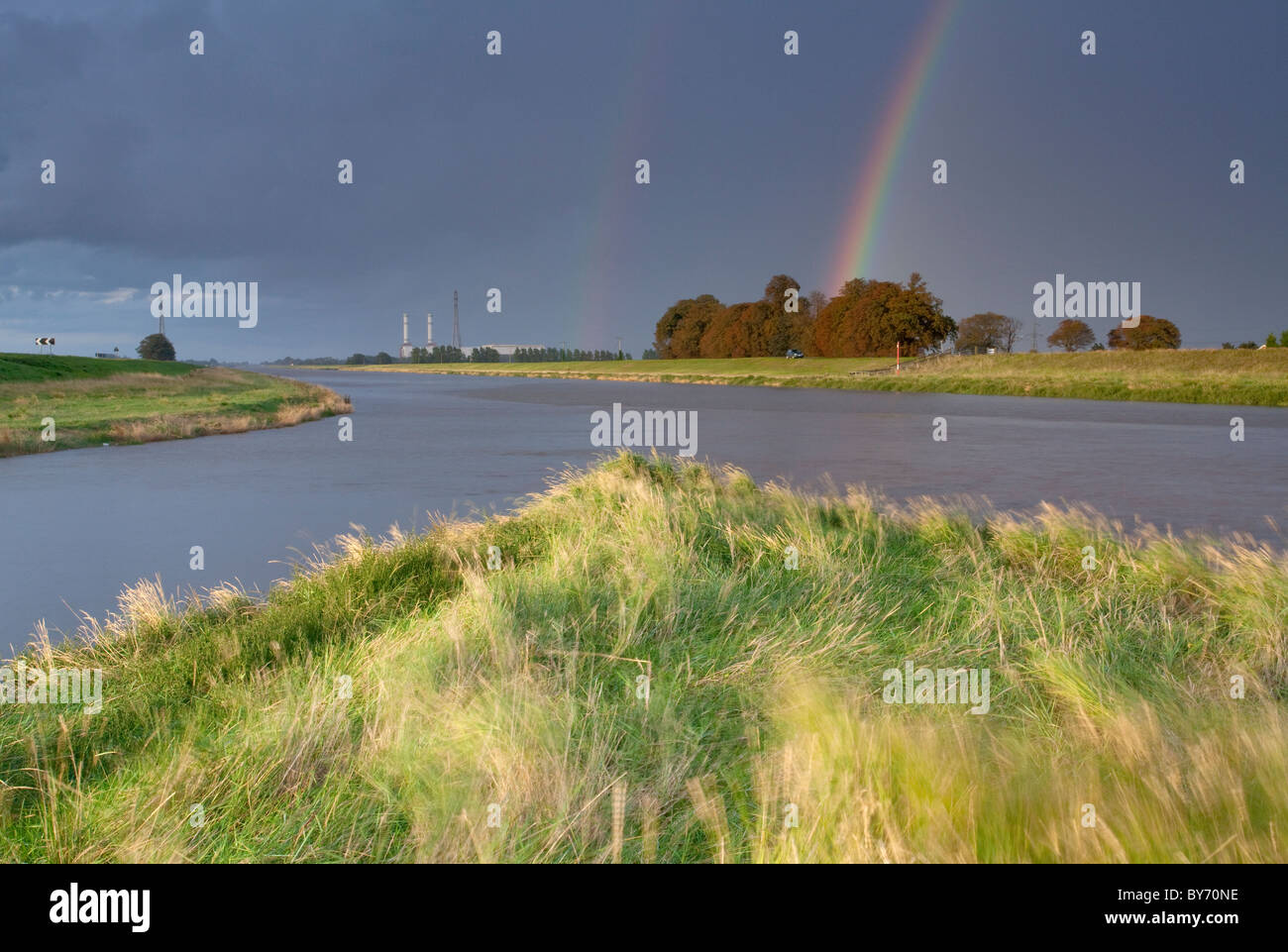 Dramatische Regenbogen über den Fluss Nene vor üblen Anker im Venn auf der Cambridgeshire-Seite der Grenze Cambrid & Lincolnshire. Stockfoto