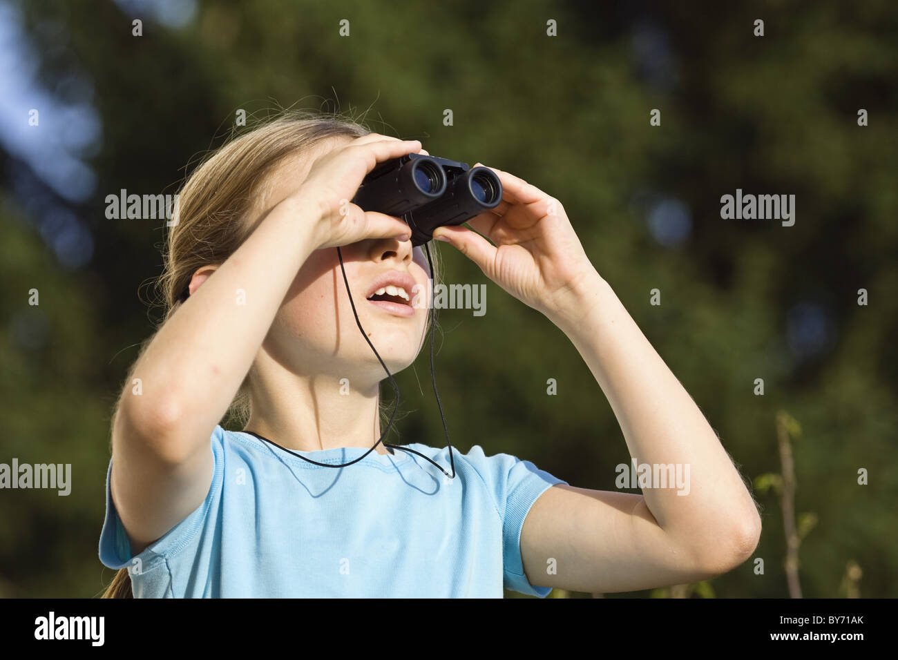 Mädchen auf der Suche durch ein Fernglas, Deutschland Stockfoto