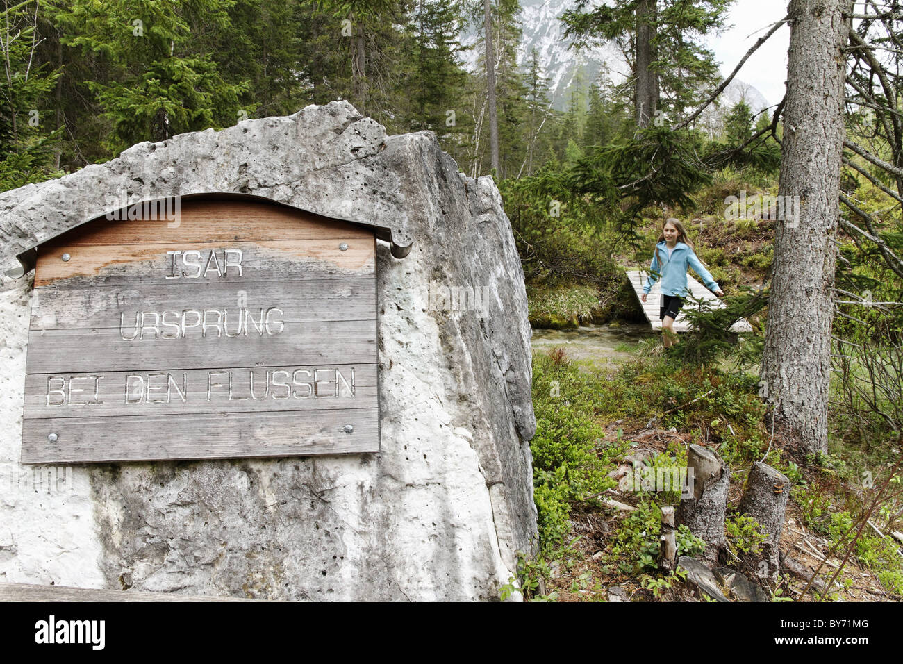 Mädchen an der Isar Fluss Quelle, Hinterau-Tal, Isar-Radweg, Karwendel Bereich, Tirol, Österreich Stockfoto