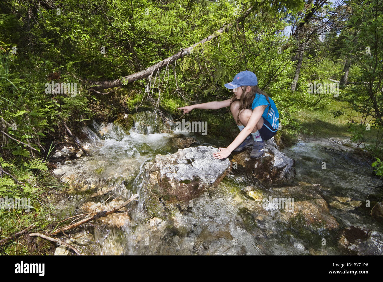 Mädchen (10-11 Jahre) in der Nähe Isar Fluss, Hinterau-Tal, Karwendel Quellbereich, Tirol, Österreich Stockfoto