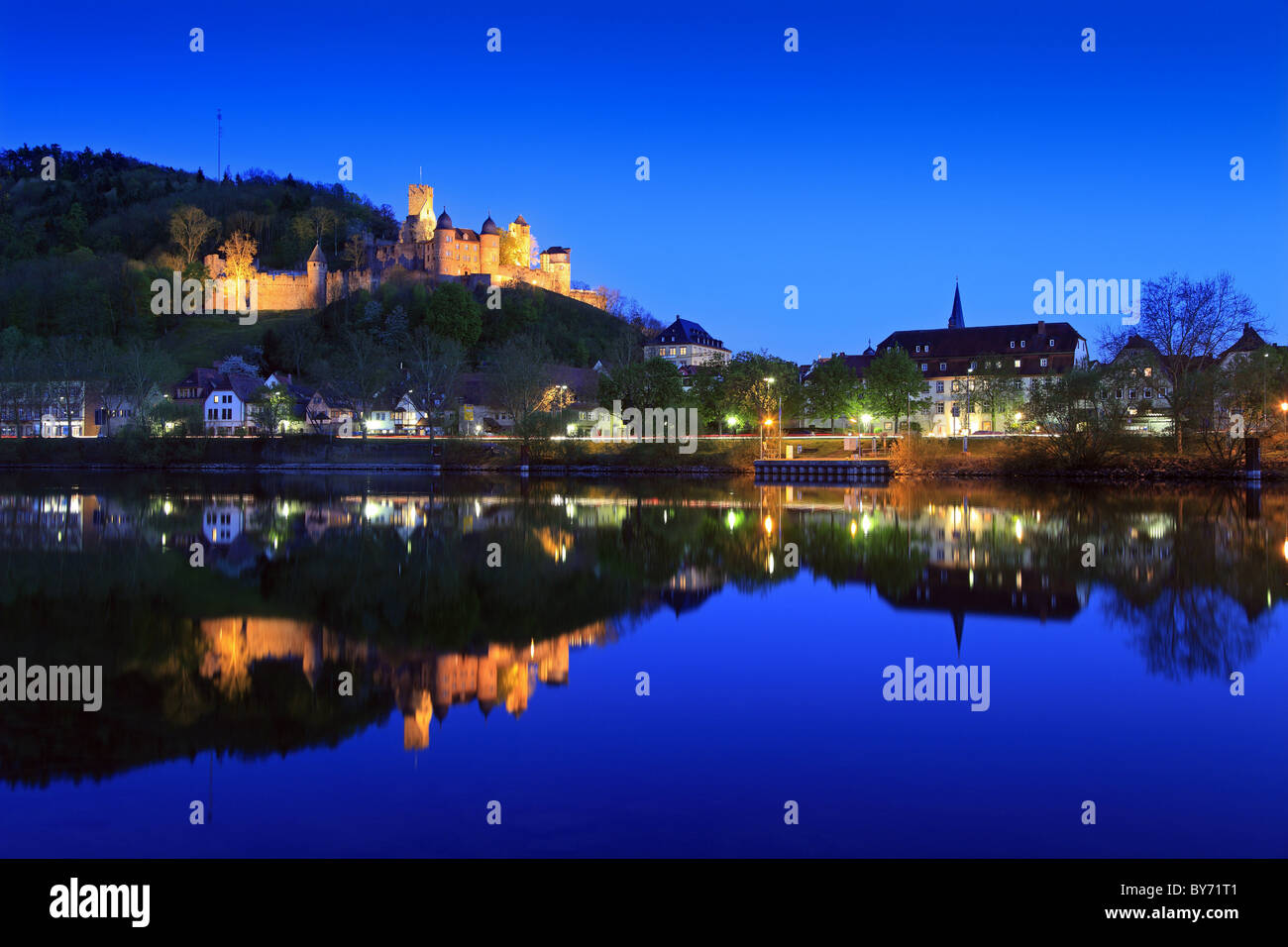 Blick über den Main, dem Schloss, Wertheim, Main, Odenwald, Spessart, Baden-Württemberg, Deutschland Stockfoto